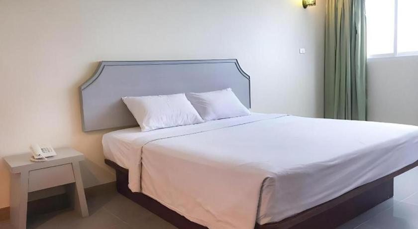 J Two S Pratunam Hotel Bangkok Exteriör bild